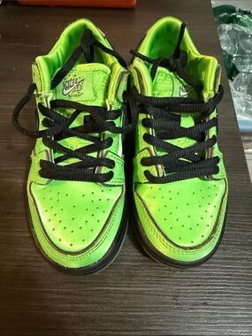 Nike Kids Neon Green and Black Low-Top Sneakers